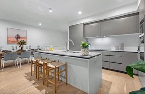 Micro-ondes, four, plaque de cuisson, lave-vaisselle