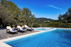 Seasonal outdoor pool, pool umbrellas, sun loungers