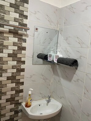 Dusche, Handtücher, Seife, Toilettenpapier