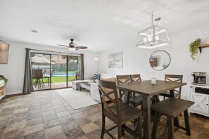 タウンホーム ベッド (複数台) パティオ プールビュー (Slice of Heaven) | レストラン