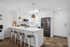 Stadtwohnung, Mehrere Betten, Terrasse, Poolblick (Slice of Heaven) | Eigene Küche | Kühlschrank, Mikrowelle, Ofen, Herdplatte