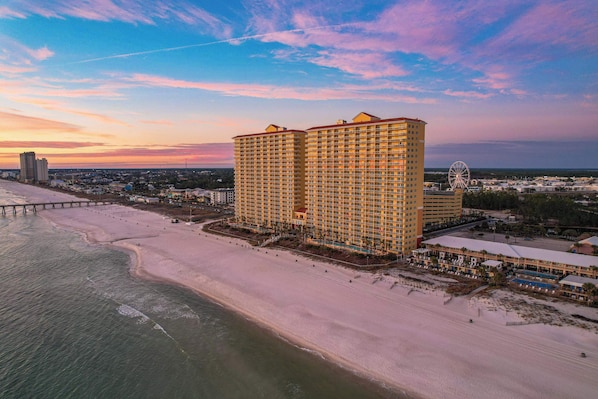 On the beach - Panama Paradise Gulf Views & Resort Amenities (Panama City Beach)