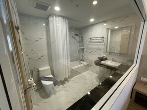 Deluxe-Zimmer | Badezimmer | Duschwanne, Regendusche, kostenlose Toilettenartikel, Haartrockner