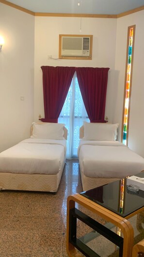 Espacio para trabajar con laptop, wifi gratis y ropa de cama 