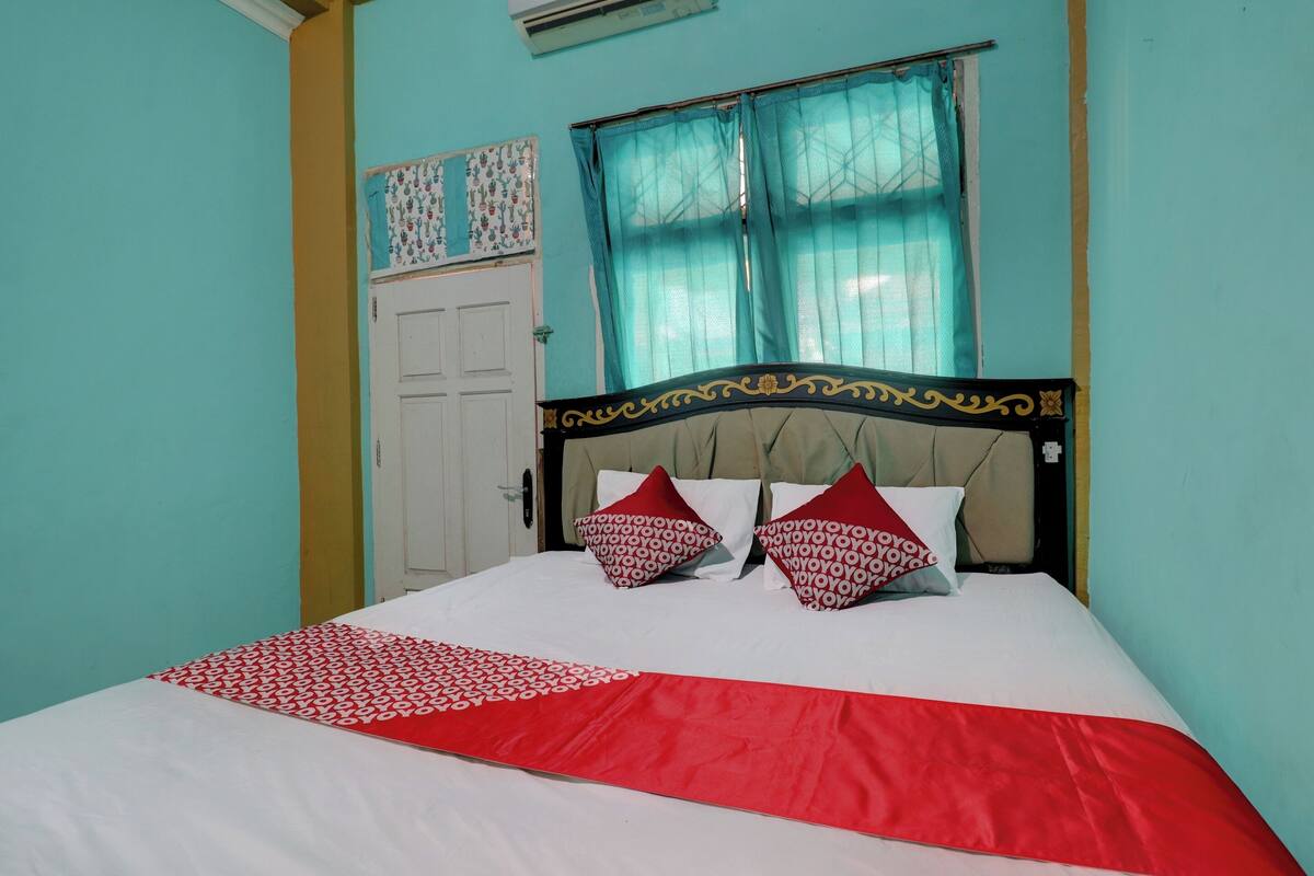 Laptop workspace, free WiFi, bed sheets