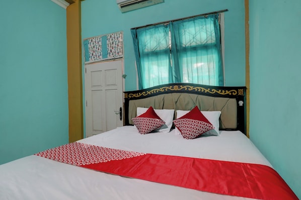 Standard Double Room | Laptop workspace, free WiFi, bed sheets