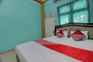 Standard Double Room | Laptop workspace, free WiFi, bed sheets - Hotel O Rania Kost Simpang Rimbo (Jambi)