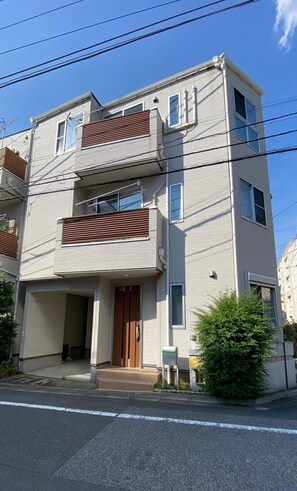 4 habitaciones, cortinas blackout y tabla de planchar con plancha 