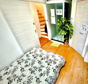 4 habitaciones, cortinas blackout y tabla de planchar con plancha 