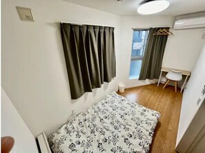 House | 4 bedrooms, blackout drapes, iron/ironing board, free WiFi