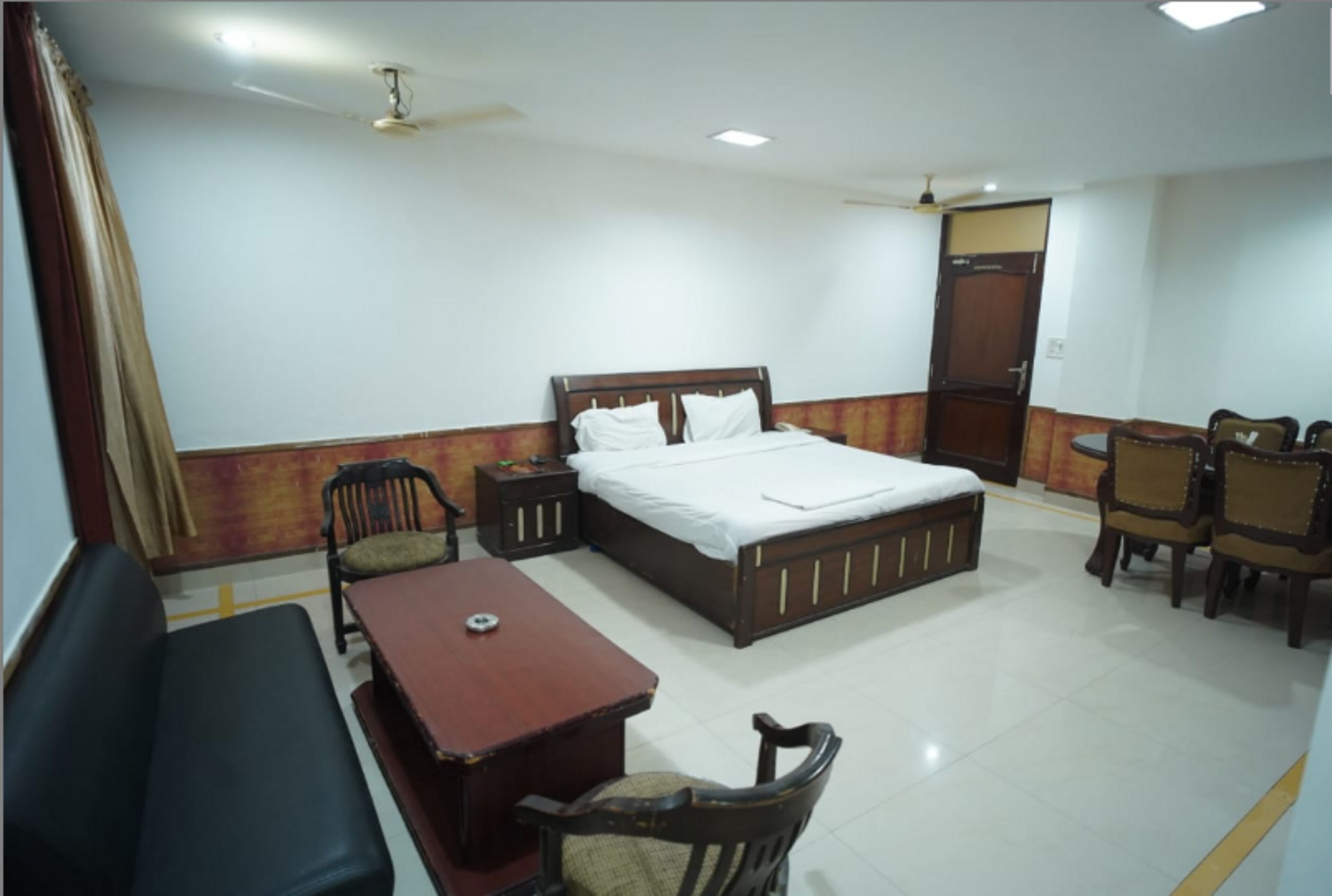 Kamar Deluks | Kamar mandi | Shower, pancuran hujan,  dan handuk