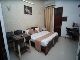Deluxe Room | 1 bedroom, desk, iron/ironing board, free WiFi