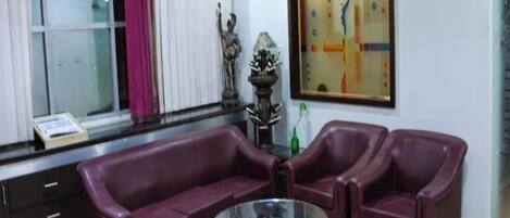 Deluxe kamer | Woonruimte | Een 32-cm ledtelevisie met kabelzenders