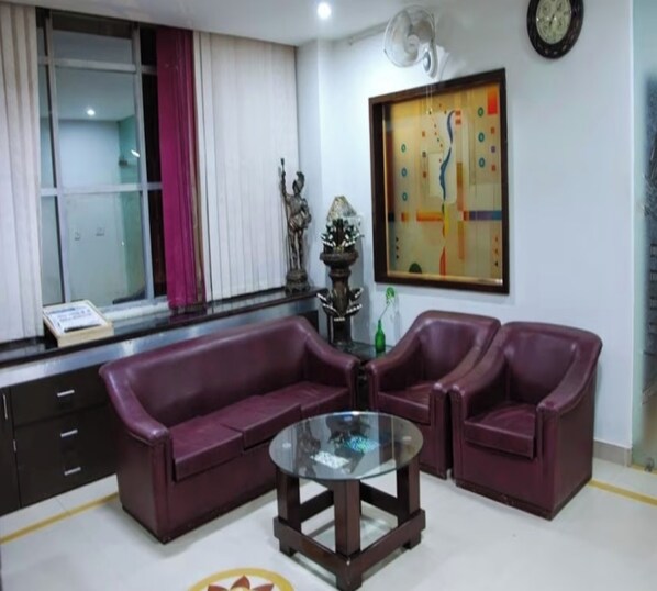 Deluxe Room | Living area | 32-cm LED TV with cable channels