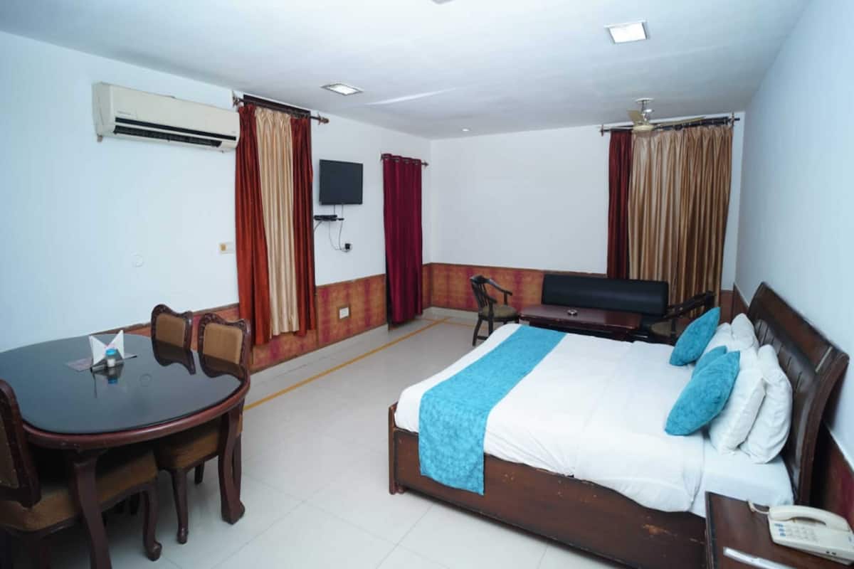 Deluxe Room | 1 bilik tidur, meja, seterika/papan seterika, Wi-fi percuma