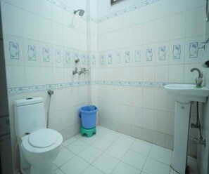 Camera Deluxe | Bagno | Doccia, soffione a pioggia, asciugamani