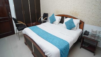 Deluxe Room | 1 bedroom, desk, iron/ironing board, free WiFi