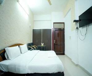 Deluxe Room | 1 bedroom, desk, iron/ironing board, free WiFi - HOTEL MOON (Hisar)