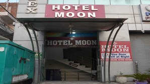 The entrance to Hotel Moon, part of the Complex Hotel chain, with a staircase leading to the entrance. - HOTEL MOON (Hisar)