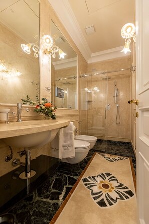 Dusche, Haartrockner, Bidet