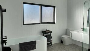 Hair dryer, towels - New home Family Retreat near Pambula | 4bd 7guests (Broadwater)