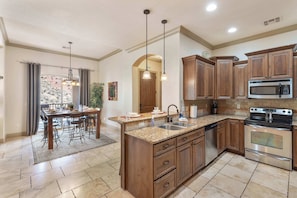 Appart'hÎtel, plusieurs lits, patio, vue montagne (Red Cliffs) | Cuisine privée | Réfrigérateur, micro-ondes, four, plaque de cuisson