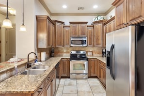 Appart'hÎtel, plusieurs lits, patio, vue montagne (Red Cliffs) | Cuisine privée | Réfrigérateur, micro-ondes, four, plaque de cuisson