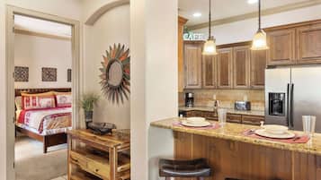 Condo, varias camas, patio, vista a la montaña (Red Cliffs) | Interior