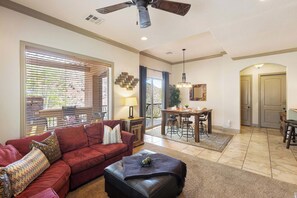 คอนโด, หลายเตียง, ลานระเบียง, วิวภูเขา (Red Cliffs) | บริเวณนั่งเล่น | ทีวี 50 นิ้ว พร้อมช่องดิจิตอล, เตาผิง