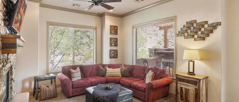 Appart'hôtel, plusieurs lits, patio, vue montagne (Red Cliffs) | Coin séjour | Télévision de 50 pouces avec chaînes numériques, cheminée