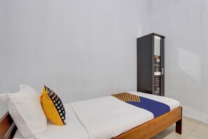 Habitación individual | Espacio para trabajar con laptop, wifi gratis y ropa de cama