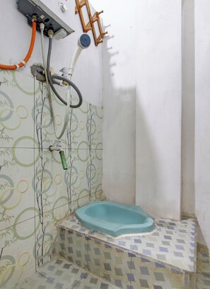Habitación individual | Baño | Regadera y toallas
