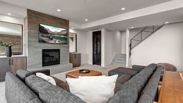 Casa, varias camas, hidromasaje, vista a la montaña | Área de sala de estar | Televisión de 50 pulgadas con canales por cable y chimenea
