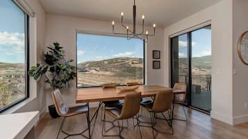 Casa, varias camas, hidromasaje, vista a la montaña | Restaurantes