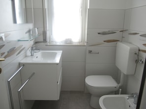 Apartment, 1 Bedroom, Balcony, Ocean View | Bathroom
