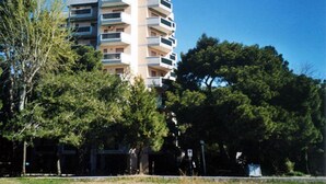 A multi-story building with balconies, surrounded by trees. - Adorable Seaview Flat at Grado Pineta (Grado)