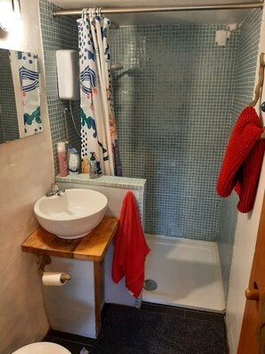 Dusche, Haartrockner, Handtücher, Toilettenpapier