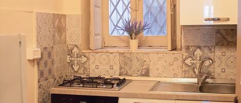 Réfrigérateur, un four, surface de cuisson, cafetiÚre-théiÚre