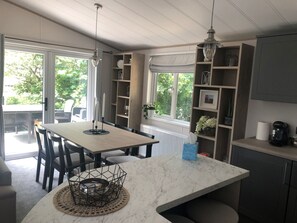 Dining - Shoreline - a spacious, well appointed lodge overlooking Christchurch Harbour. (Christchurch)