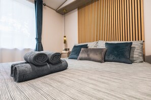 2 bedrooms, desk, iron/ironing board, travel cot - Shoreline - a spacious, well appointed lodge overlooking Christchurch Harbour. (Christchurch)