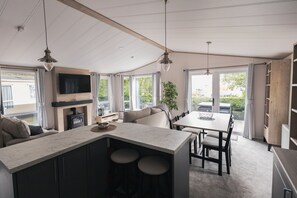 TV, fireplace - Shoreline - a spacious, well appointed lodge overlooking Christchurch Harbour. (Christchurch)