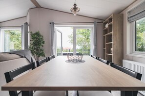 Dining - Shoreline - a spacious, well appointed lodge overlooking Christchurch Harbour. (Christchurch)