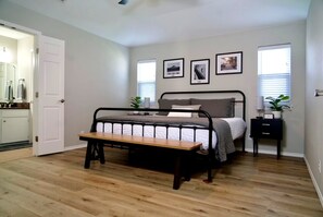 3 bedrooms, iron/ironing board, travel cot, free WiFi - Lakefront, Fishing, Kayaks, Sunsets, Relax, Repeat. (Granbury)