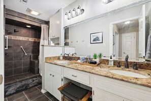 Shower, hair dryer, towels, soap - Lakefront, Fishing, Kayaks, Sunsets, Relax, Repeat. (Granbury)