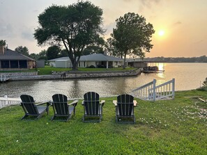 Property grounds - Lake Granbury Waterfront, Fishing,  Kayaks, Game Room, Sunroom. (Granbury)