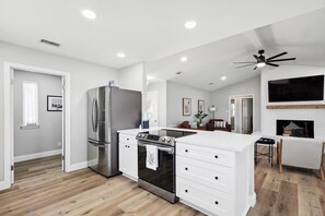 Fridge, microwave, oven, stovetop - Lake Granbury Waterfront, Fishing,  Kayaks, Game Room, Sunroom. (Granbury)