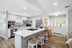 Fridge, microwave, oven, stovetop - Lake Granbury Waterfront, Fishing,  Kayaks, Game Room, Sunroom. (Granbury)