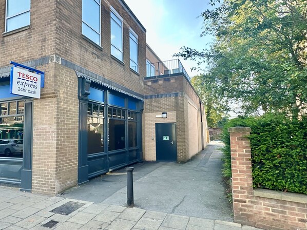 Conveniently located with a 24-hour Tesco Express storefront, this building offers a secure entrance and a small balcony.