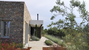 A modern stone building with a pathway leading to a covered entrance. - Euphonia Residence by Athina Hospitality (Ermionida)