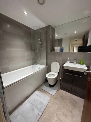 Bathroom - Apartment in West Midlands (Birmingham)